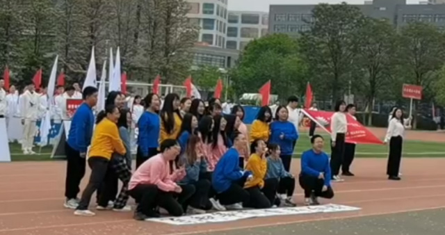 马克思主义学院在第60届校运会拼搏奋进2.jpg